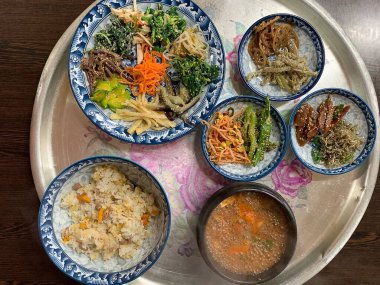 Çeşitli sebze ve baharatlı Kore yemekleri.