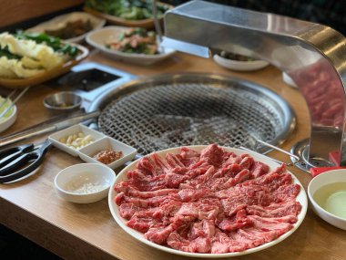 Sebze ve baharatlı biftek ve domuz eti.