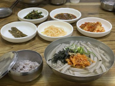 Pirinç ve sebzeli Kore yemekleri.