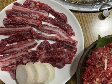 Baharatlı çiğ et, yakın plan.