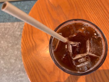 Bir bardak buzlu soğuk içecek.