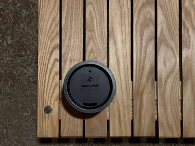 Kablosuz kulaklıklar siyah tahta duvarda kablosuz kulaklıklar. Modern teknolojiler. Kablosuz teknolojili modern kablosuz cihaz. en üstteki görünüm.