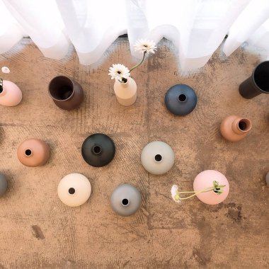 Seramik kaplar ve çiçekler