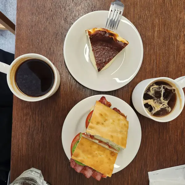 Bir fincan kahve ve sandviçle kahvaltı.