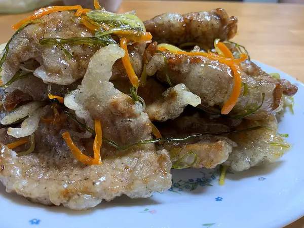 Sebzeli ve baharatlı kızarmış balık.