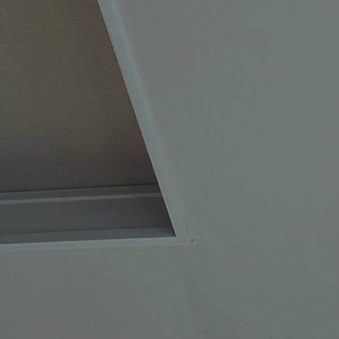 Gri arka planı olan beyaz plastik kutu.