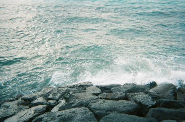 Sahildeki deniz dalgaları