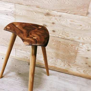 Ahşap arka planda modern ahşap sandalye