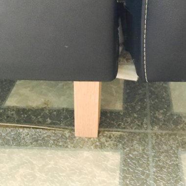 Havaalanındaki boş tahta masa.