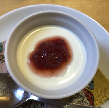 Taze organik çilek reçelini kapatın.