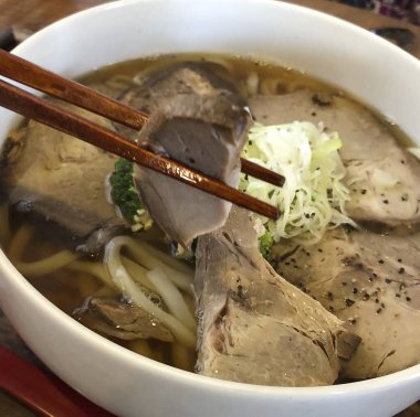 Lezzetli Asya yemeklerinin yakın görüntüsü