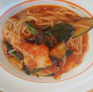 Soslu tavuklu spagetti.