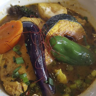 Sebzeli ve şifalı baharatlı tavuk.