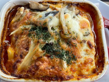 fırında tavuk ve mantar ve peynir.