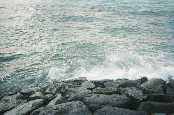 Sahildeki deniz dalgaları