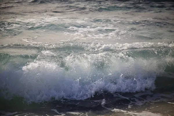 Sahildeki deniz dalgaları