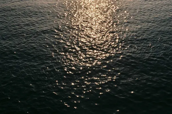 Sahilde su damlaları