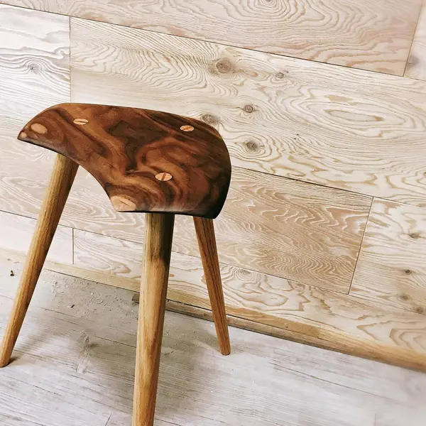 Ahşap arka planda modern ahşap sandalye