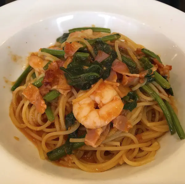 Karides ve domates soslu spagetti.