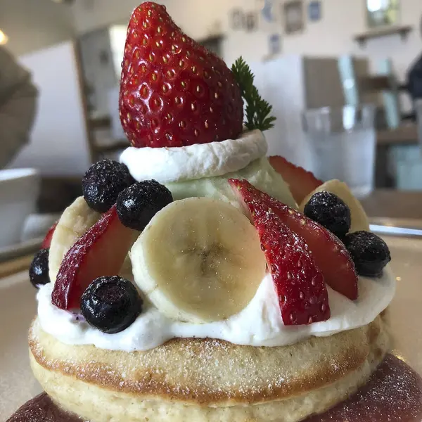 Krem şantili ve çilekli taze ev yapımı çilekli krep.