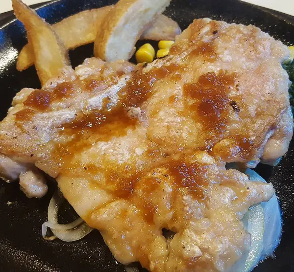 Soslu kızarmış balık, sebze ve sos.