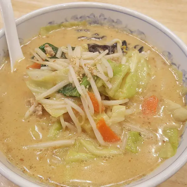Somon ve sebzeli Japon çorbası.