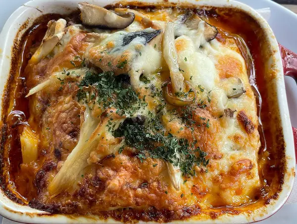 fırında tavuk ve mantar ve peynir.