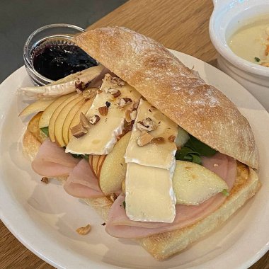 Taze ekmek, peynir ve kahve ile nefis bir kahvaltı..