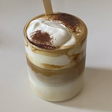 Kremalı ve kremalı bir fincan kahve.