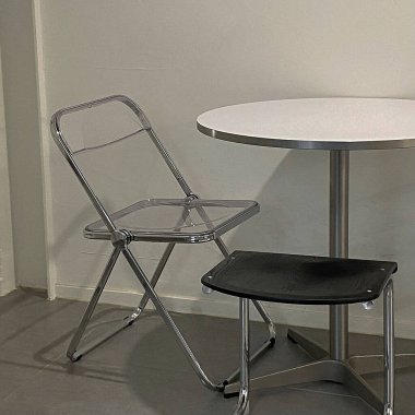 Modern bir kafede boş bir modern sandalye.