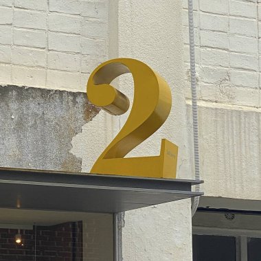 Modern bir evin binasının beyaz duvarında 202 numara. yeni yıl.