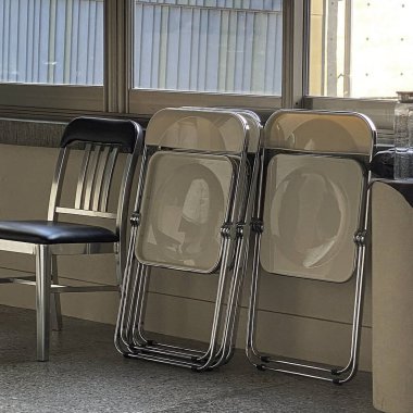 Modern ofis sandalyeleri ve masalar ofiste.