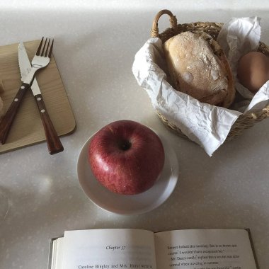 Elma ve ekmekle kahvaltı