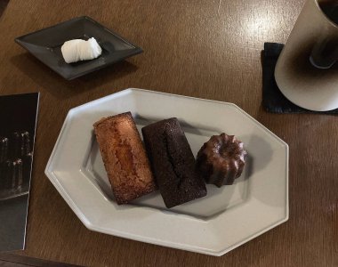 Kahve ve çay ve kek.