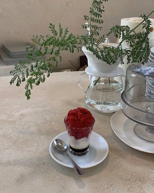 Bir fincan kahve, bir kaşık ve bir bardak süt.