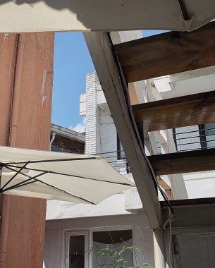 Şehrin içinde, evin içinde.