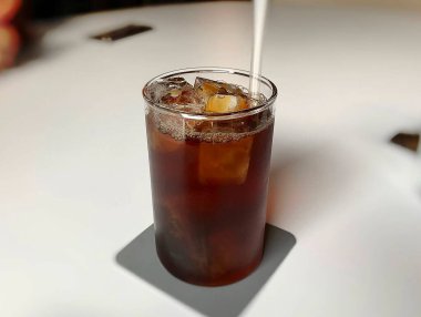 Limonlu ve naneli buzlu çay.