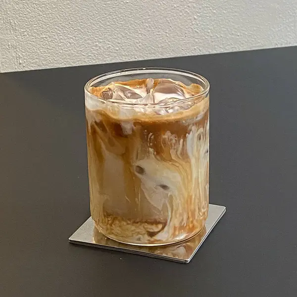 Bir fincan sütlü kahve ve bir bardak su.