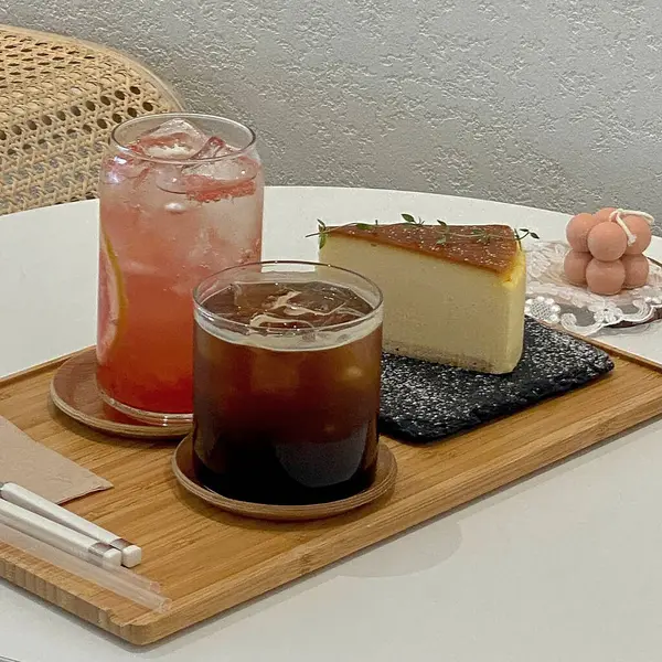 Buzlu süt, buz küpleri ve kahve.