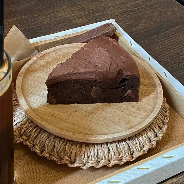 Kremalı çikolatalı kek ve kahve fincanı.