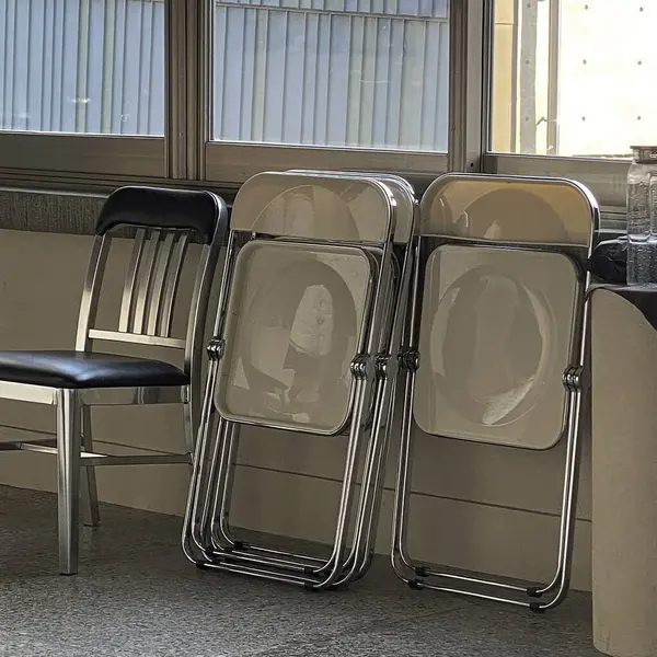 Modern ofis sandalyeleri ve masalar ofiste.