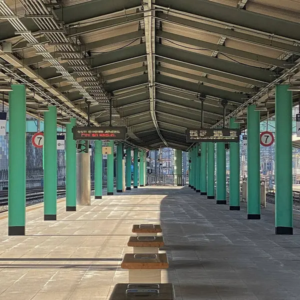 Şehirdeki boş metro istasyonu