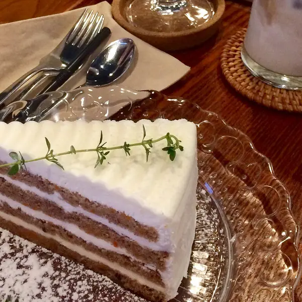 Kremalı ve kremalı lezzetli bir pasta.