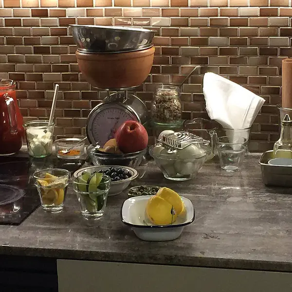 Bir sürü çeşit sebze ve meyve.