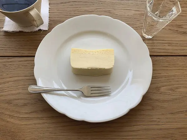 Bir dilim limonu beyaz bir tabakta, bir parça buzla yakından çek.