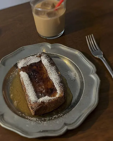 Çikolatalı tost ve ahşap masada kahve.