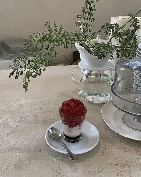 Bir fincan kahve, bir kaşık ve bir bardak süt.