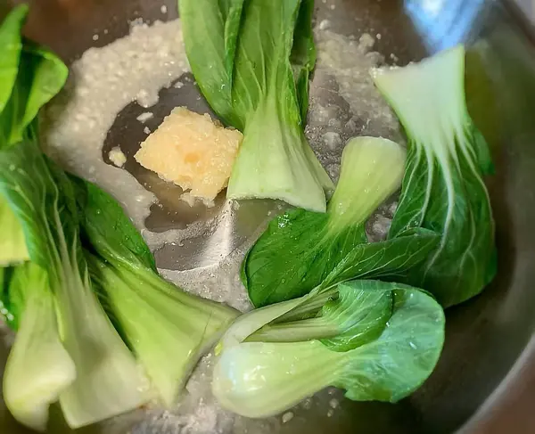 Çin yemeklerini tencereye koy.