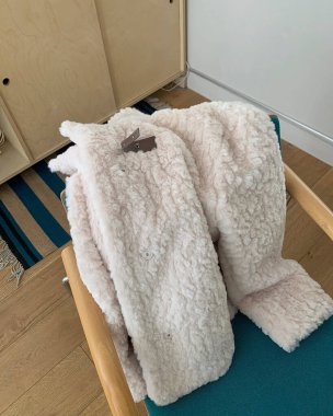 Beyaz pofuduk yastık bir odada