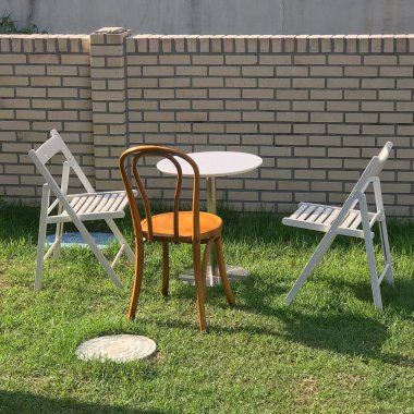 Bahçedeki boş sandalyeler